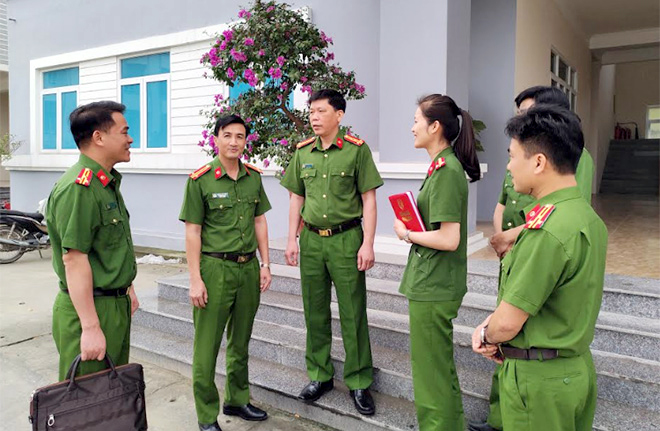 Đại tá Đặng Xuân Quỳnh - Phó Giám đốc Công an tỉnh (thứ 3, trái sang) trao đổi nghiệp vụ với cán bộ chiến sĩ lực lượng CSHS.
