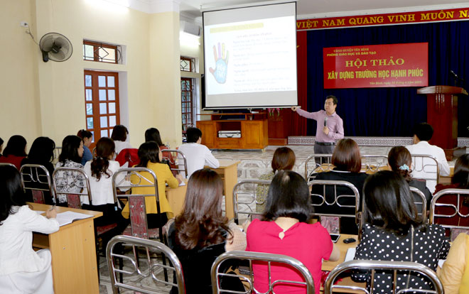 Các thầy cô giáo nghe tiến sỹ tâm lý Phạm Văn Tư - Trường Đại học Sư phạm Hà Nội trao đổi về quan điểm, mục tiêu, cách thức xây dựng trường học hạnh phúc.