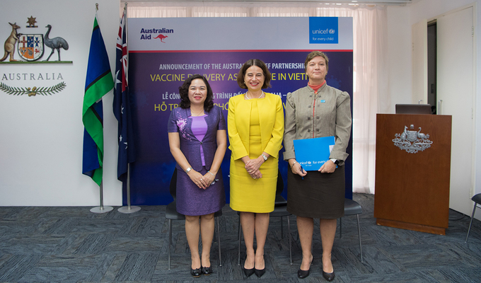 Từ trái qua: Bà Dương Thị Hồng, Viện phó Vệ sinh dịch tễ Trung ương; bà Robyn Mudie, Đại sứ Australia tại Việt Nam; Bà Rana Flowers, Trưởng đại diện Quỹ nhi đồng Liên Hợp Quốc (UNICEF) tại Việt Nam.