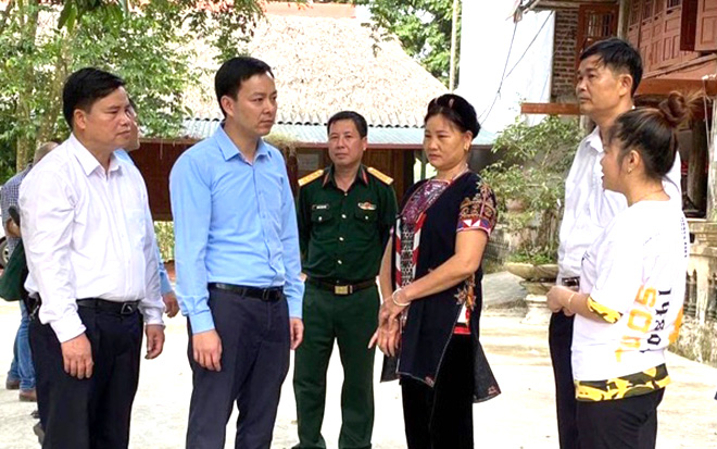 Lãnh đạo huyện Yên Bình kiểm tra công tác chuẩn bị bầu cử tại xã Vũ Linh.