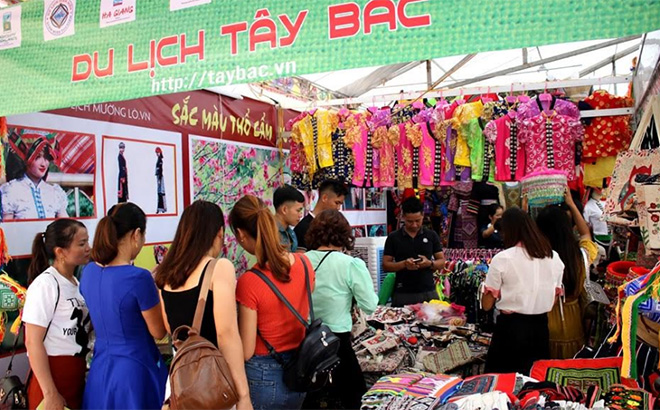 UBND thị xã phối hợp với Sở Công Thương duy trì tổ chức các hội chợ thương mại nhằm đưa hàng Việt đến tay người tiêu dùng.