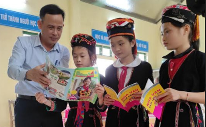 Học sinh Trường Phổ thông Dân tộc Bán trú Tiểu học xã Yên Thành đọc sách, báo tại thư viện nhà trường.