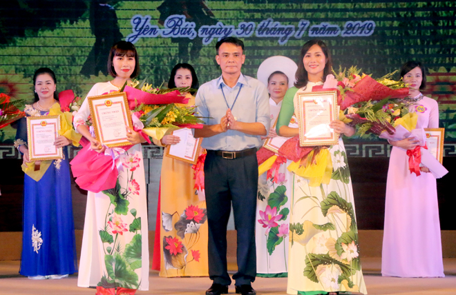 Lãnh đạo Đảng ủy Khối Cơ quan và Doanh nghiệp tỉnh trao giải cho các thí sinh tham dự Hội thi 