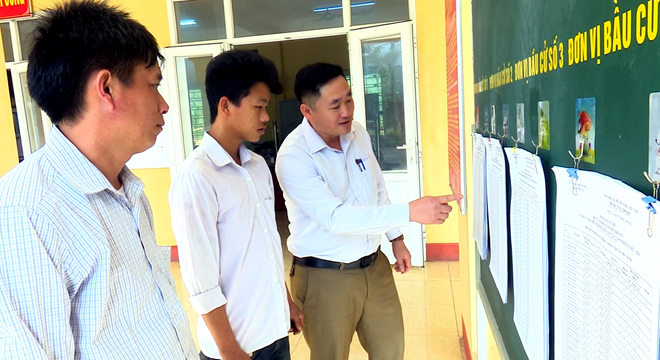 Cử tri xã Hồng Ca, huyện Trấn Yên kiểm tra thông tin cá nhân trên danh sách cử tri tại khu vực bỏ phiếu.