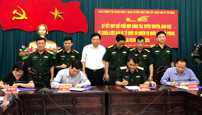Đại diện lãnh đạo Cục Chính trị Quân khu 2, Ban Tuyên giáo Tỉnh ủy, Báo Yên Bái, Đài Phát thanh và Truyền hình tỉnh ký kết thực hiện Quy chế phối hợp tuyên truyền.