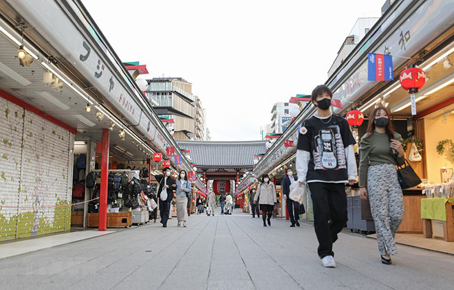 Người dân đeo khẩu trang phòng dịch COVID-19 tại Tokyo, Nhật Bản, ngày 12/4/2021.