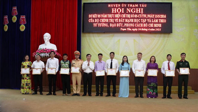 Lãnh đạo huyện Trạm Tấu trao giấy khen của UBND huyện cho các tập thể có thành tích tiêu biểu trong học tập và làm theo tư tưởng, đạo đức, phong cách Hồ Chí Minh giai đoạn 2016 - 2021.