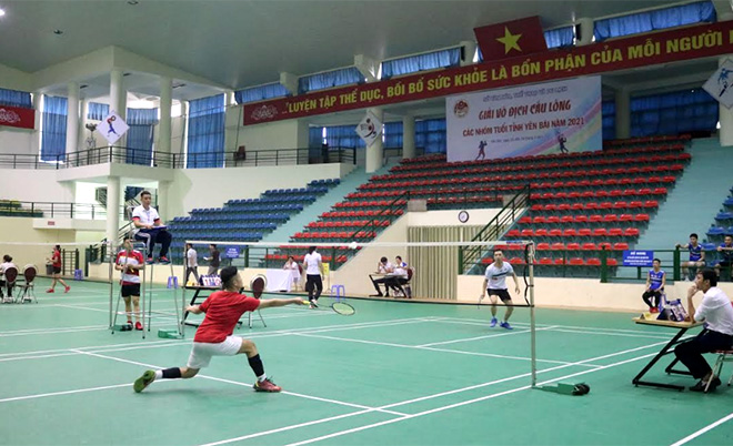 Các VĐV tham gia thi đấu tại Giải Vô địch cầu lông các nhóm tuổi tỉnh Yên Bái năm 2021.