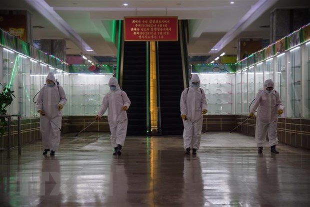 Nhân viên y tế phun thuốc khử trùng nhằm ngăn chặn sự lây lan của dịch COVID-19 tại Bình Nhưỡng, Triều Tiên.