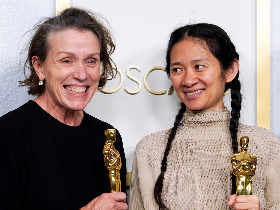 Chloe Zhao (phải) và Frances McDormand chụp ảnh sau khi phim Nomadland của họ thắng giòn giã với 3 giải thưởng quan trọng tại Oscar 2021: Phim hay nhất, Đạo diễn xuất sắc nhất và Nữ diễn viên chính xuất sắc nhất -