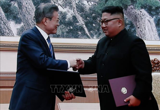 Nhà lãnh đạo Triều Tiên Kim Jong-un (phải) và Tổng thống Hàn Quốc Moon Jae-in (trái) trao đổi văn kiện sau lễ ký bản tuyên bố chung trong khuôn khổ ngày hội đàm thượng đỉnh thứ hai tại thủ đô Bình Nhưỡng, ngày 19/9/2018. Ảnh tư liệu: YONHAP/TTXVN