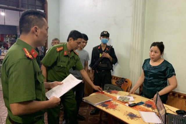 Cơ quan Cảnh sát điều tra, Công an tỉnh Quảng Bình thi hành lệnh khám xét khẩn cấp nơi ở của đối tượng Nguyễn Thị Thanh Hương.