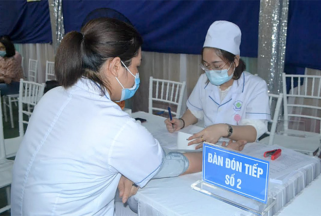Các đối tượng lực lượng tuyến đầu phòng chống dịch đến tiêm phòng vắc xin Astra Zeneca tại Trung tâm Y tế thành phố Yên Bái