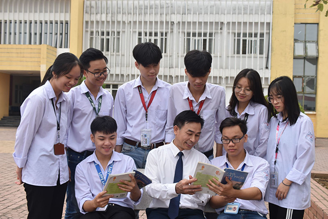 Thầy và trò Trường THPT Chuyên Nguyễn Tất Thành trao đổi, giải đáp các thắc mắc trong môn Toán học.