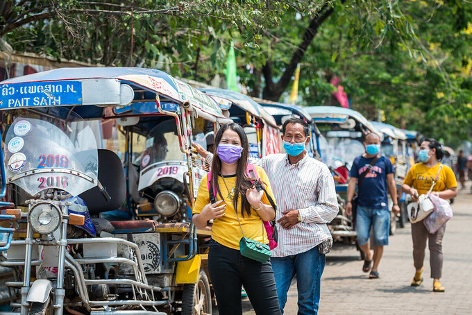 Người dân đeo khẩu trang trên đường phố thủ đô Vientiane, Lào, năm ngoái.