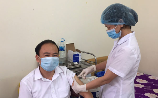 Bác sĩ Phan Thanh Tôn - Giám đốc Bệnh viện Đa khoa khu vực Nghĩa Lộ là người đầu tiên tiêm vắc xin Astra Zeneca ngừa Covid-19, tại điểm Nghĩa Lộ.