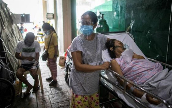 Bệnh nhân được điều trị bên ngoài một bệnh viện ở TP Quezon vì phòng bệnh đã kín.