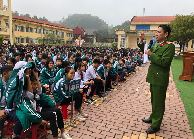 Công an tỉnh phối hợp với Học viện Cảnh sát nhân dân tuyên truyền, giáo dục pháp luật về phòng chống tội phạm xâm hại trẻ em tại Trường THCS Quang Trung, thành phố Yên Bái.