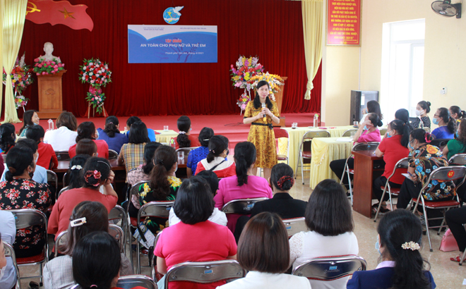 Giảng viên Học viện Phụ nữ Việt Nam truyền đạt kiến thức tại lớp tập huấn.