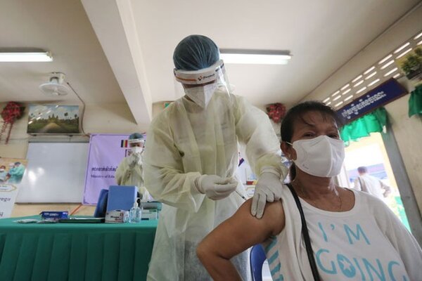 Người dân Campuchia đi tiêm vắc-xin phòng Covid-19.