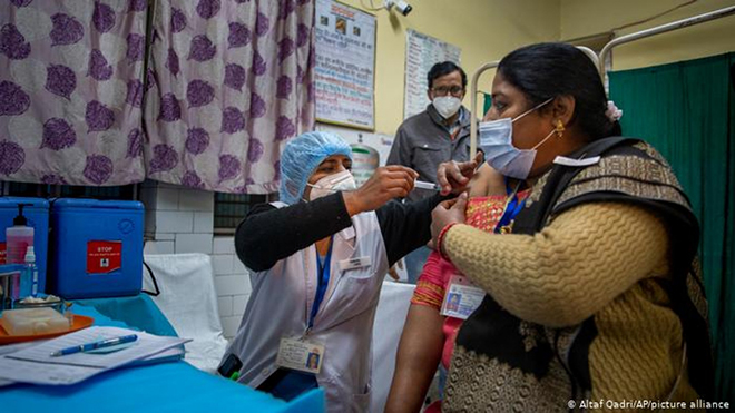 Ấn Độ bắt đầu tiêm chủng vaccine Covid-19 cho người trên 18 tuổi.