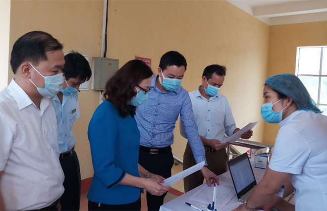 Lãnh đạo Sở Y tế kiểm tra công tác tiêm phòng dịch Covid-19 tại Trung tâm Y tế huyện Yên Bình. (Ảnh: Minh Huyền)