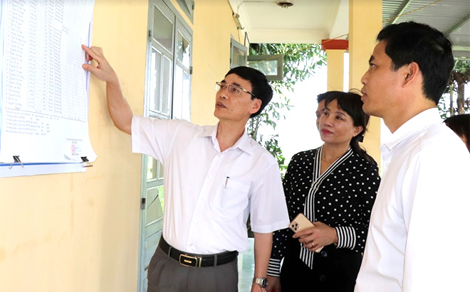 Ông Phạm Ngọc Võ - Thủ trưởng cơ quan Tổ chức - Nội vụ thành phố Yên Bái cùng đoàn công tác kiểm tra công tác chuẩn bị bầu cử tại xã Tuy Lộc.