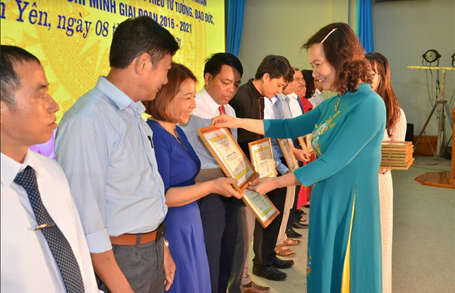 Lãnh đạo huyện Văn Yên tặng giấy khen cho Chi bộ thôn Khe Bút trong việc thực hiện Chỉ thị số 05, giai đoạn 2016 - 2021.