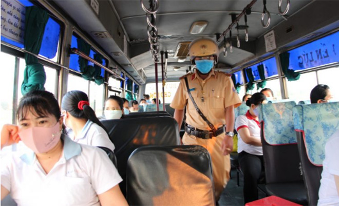 Hành khách tuân thủ việc đeo khẩu trang khi làm thủ tục chuyến bay tại Cảng hàng không quốc tế Nội Bài.