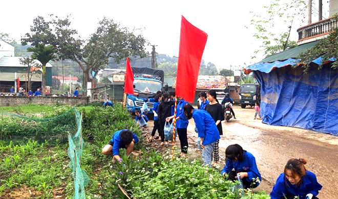 Tuổi trẻ Văn Yên tham gia bảo vệ môi trường.