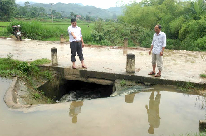 Lãnh đạo xã Vĩnh Kiên kiểm tra ngầm tràn tại thôn Vĩnh Kiên.