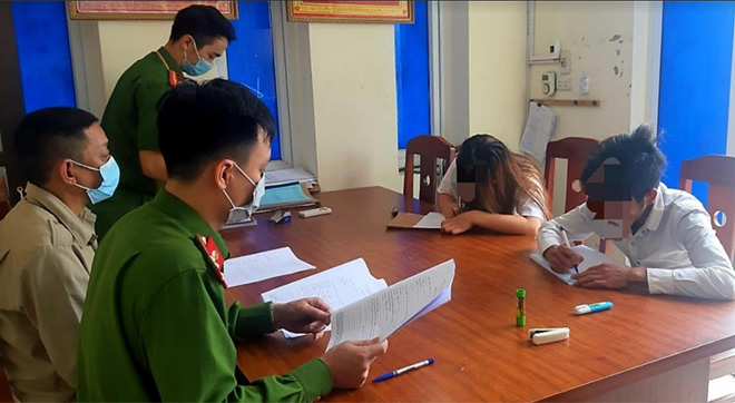 Lực lượng chức năng thị trấn Yên Thế xử phạt hành chính các trường hợp không đeo khẩu trang nơi công cộng.