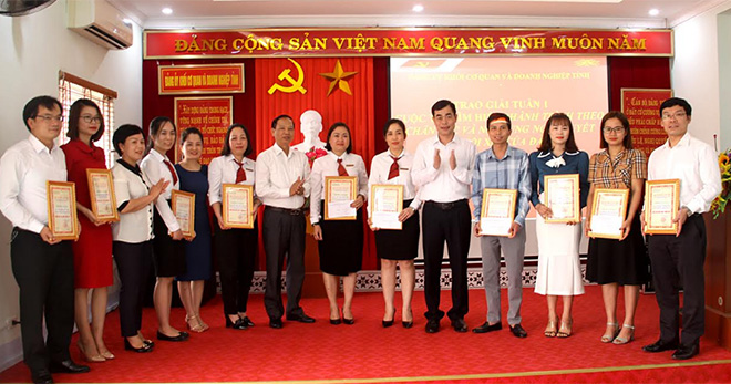 Ban Tổ chức trao giấy chứng nhận và phần thưởng cho các thí sinh xuất sắc Tuần 1 tại Cuộc thi.