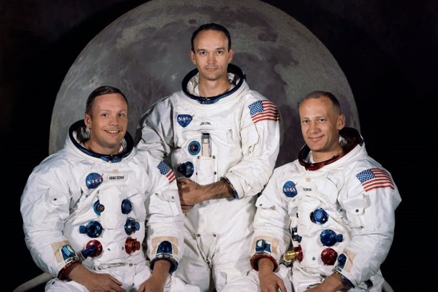 Ảnh phi hành đoàn Apollo 11 chụp tại Trung tâm Không gian Vũ trụ Kennedy năm 1969 gồm các phi hành gia Collins (giữa) với Neil Armstrong (trái) và Edwin E. 