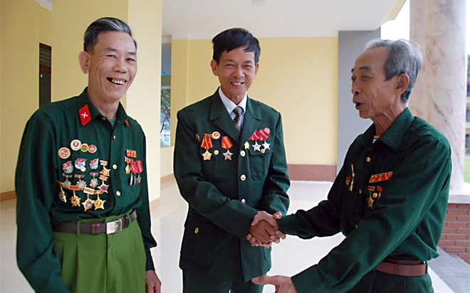 Những người lính Tiểu đoàn Yên Ninh năm xưa trong ngày gặp mặt, cùng nhau ôn lại truyền thống hào hùng.