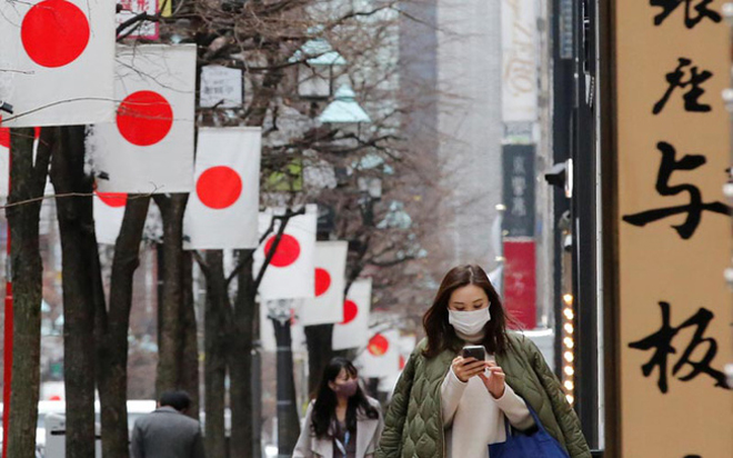 Người dân Nhật Bản tuân thủ quy định đeo khẩu trang. Ảnh: Getty Images.