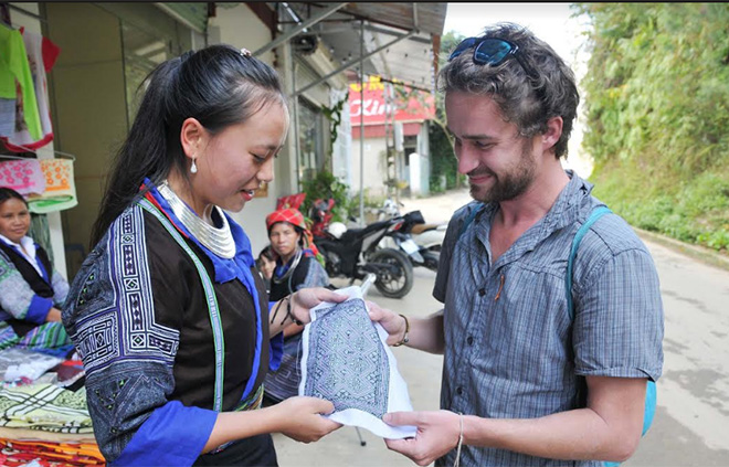 Học sinh huyện Mù Cang Chải tự tin giới thiệu với khách du lịch sản phẩm thổ cẩm do chính tay mình tạo ra. (Ảnh: T.L)