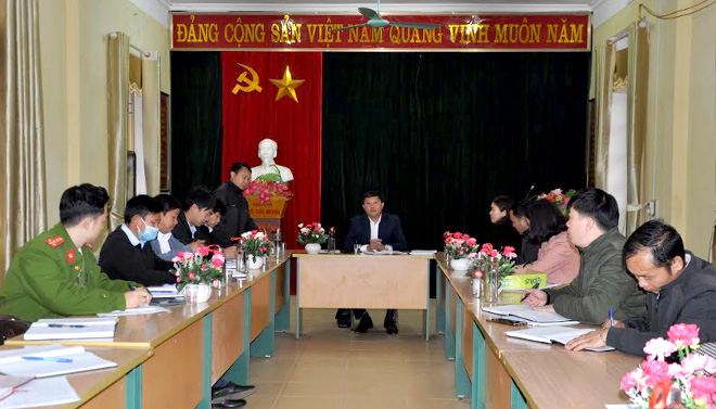 Đoàn công tác của Huyện ủy Mù Cang Chải kiểm tra việc nâng cao chất lượng sinh hoạt chi bộ tại Đảng bộ xã Mồ Dề.