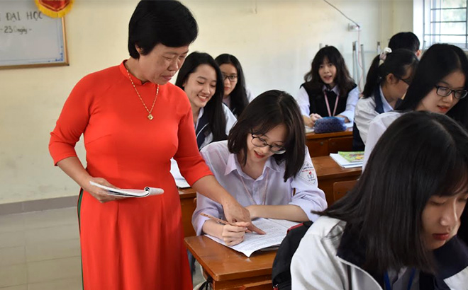 Pham Thi Hoi – a teacher of Nguyen Tat Thanh High School for the Gifted delivers her lesson in the class
