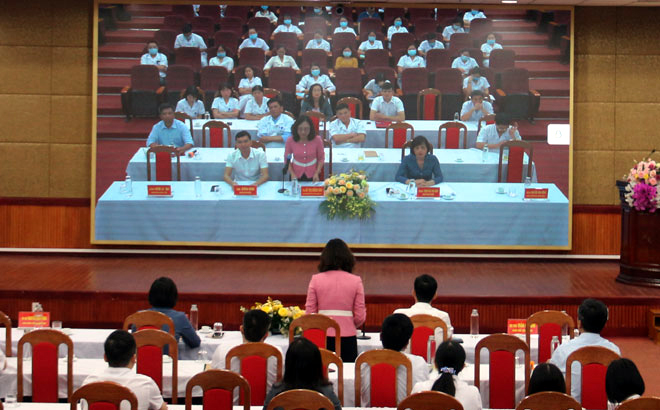 Director of the Yen Bai provincial Department of Health Le Thi Hong Van delivers a speech at a conference reviewing the projects performance in Yen Bai.