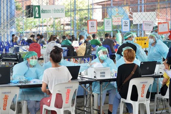 Người dân đăng ký tiêm vaccine ngừa COVID-19 tại Bangkok, Thái Lan