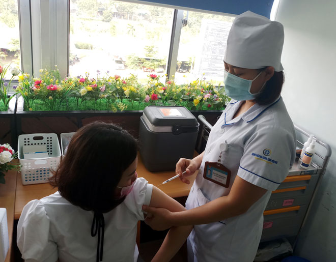 Các nhân viên ngành y tế tỉnh được tiêm vắc xin phòng Covid-19