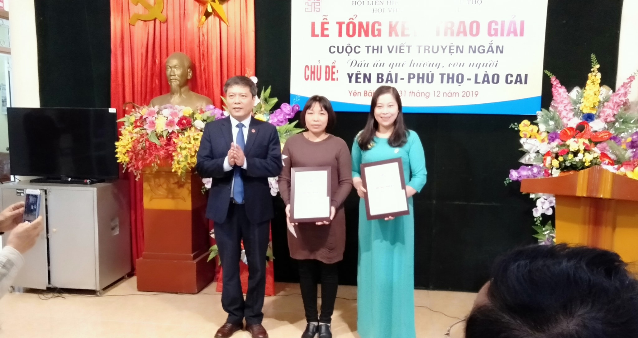 Tác giả Hoàng Kim Yến (bìa phải) nhận giải tại cuộc thi truyện ngắn ba tỉnh Yên Bái - Phú Thọ - Lào Cai năm 2019.