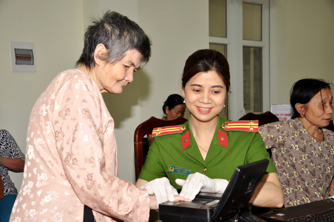 Trung tá Nguyễn Thị Minh Huệ, Đội phó Đội Quản lý hành chính về trật tự xã hội, Công an thành phố Yên Bái lấy vân tay cho người già neo đơn không nơi nương tựa tại Trung tâm Công tác xã hội và Bảo trợ xã hội tỉnh.