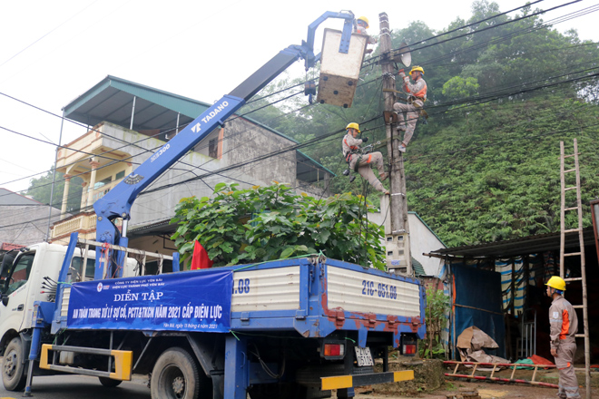 Cán bộ, công nhân viên Điện lực thành phố Yên Bái diễn tập thực hành xử lý, khắc phục sự cố về điện do mưa bão gây ra.
