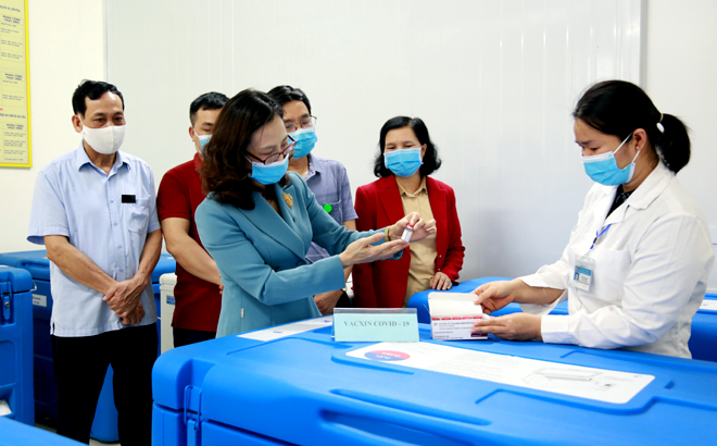 Thạc sỹ, bác sỹ Lê Thị Hồng Vân - Giám đốc Sở Y tế tỉnh Yên Bái kiểm tra 
tiếp nhận vắc xin AstraZeneca phòng COVID-19 tại Trung tâm Kiểm soát 
bệnh tật tỉnh Yên Bái
