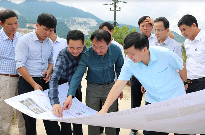Phó Chủ tịch Thường trực HĐND tỉnh Vũ Quỳnh Khánh nắm bắt tình hình một số doanh nghiệp và các dự án đầu tư xây dựng tại thị trấn Yên Thế, huyện Lục Yên giai đoạn 2021 - 2025.