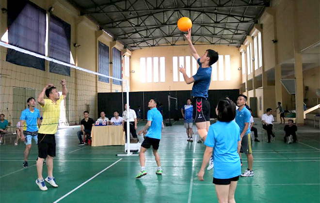 Môn bóng chuyền hơi thu hút đông đảo người dân thành phố Yên Bái tham gia tập luyện.