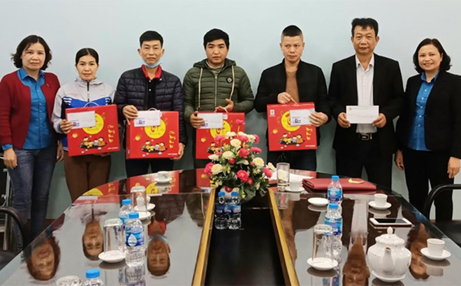 Representatives from the labour federation of Nghia Lo town visit and present gifts to workers of Yen Bai Road Construction No.1 JSC.