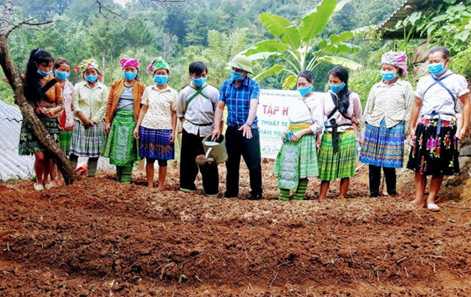 Nhân dân huyện Trạm Tấu được tập huấn kỹ thuật với cây trồng mới.
